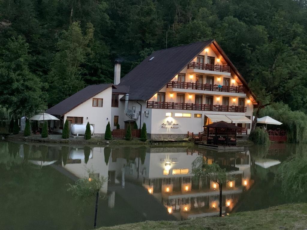 מונסה Guest House Lacul Linistit מראה חיצוני תמונה