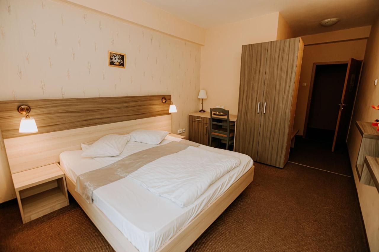 מונסה Guest House Lacul Linistit מראה חיצוני תמונה