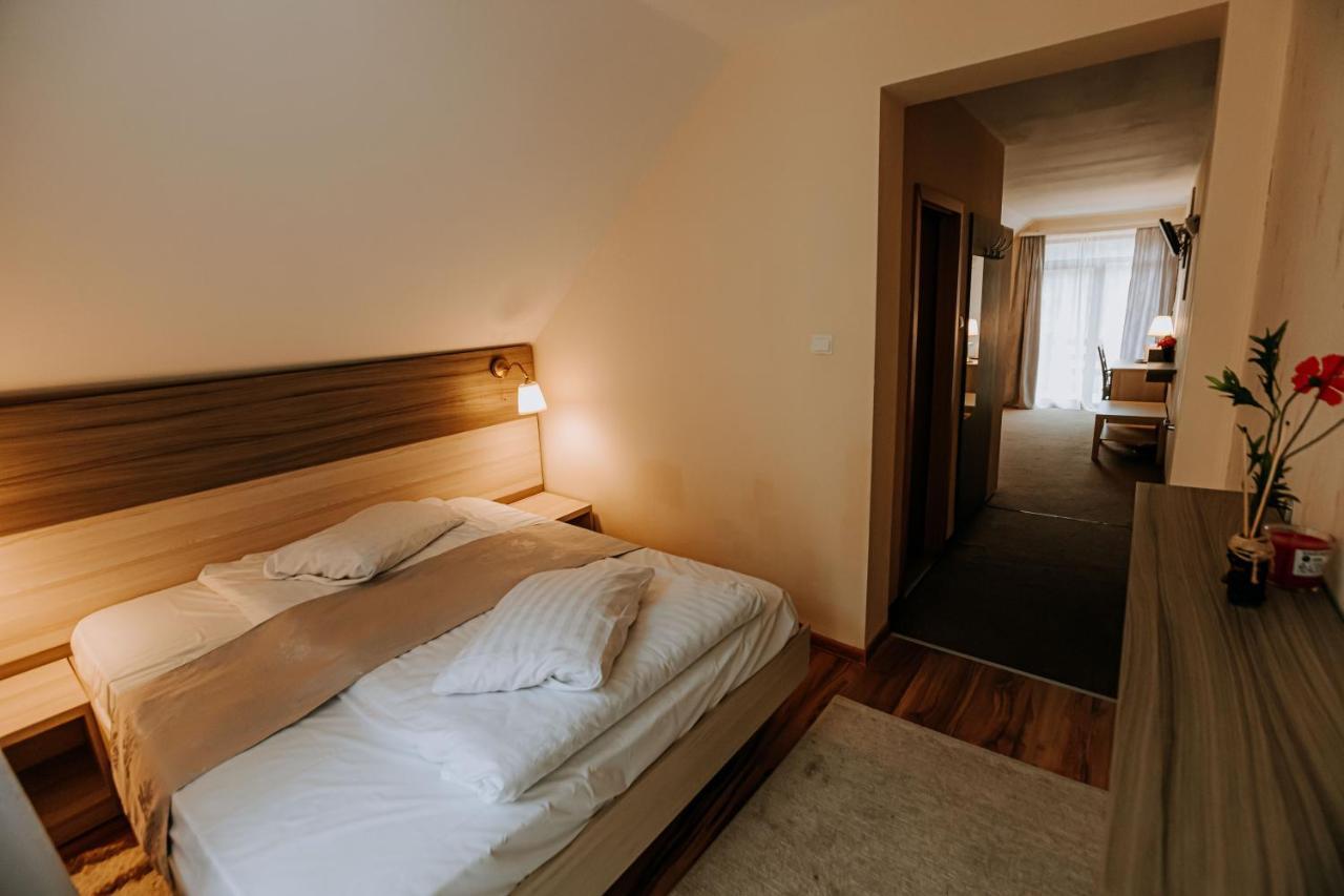 מונסה Guest House Lacul Linistit מראה חיצוני תמונה
