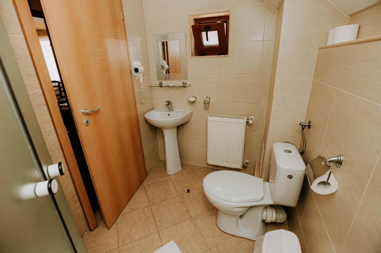 מונסה Guest House Lacul Linistit מראה חיצוני תמונה